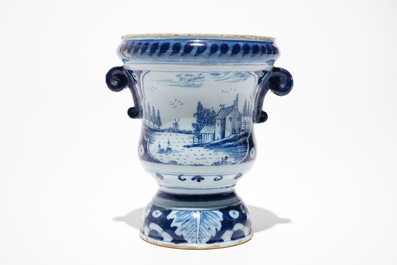 Un vase en forme d'urne en fa&iuml;ence de Delft bleu et blanc, 18&egrave;me