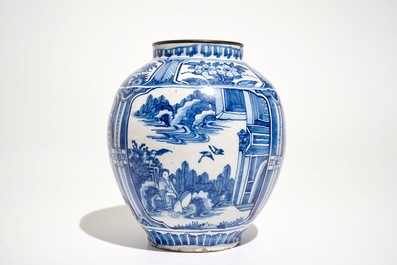 Un pot et un plat en fa&iuml;ence de Delft bleu et blanc &agrave; d&eacute;cor chinoiserie, 2&egrave;me moiti&eacute; du 17&egrave;me