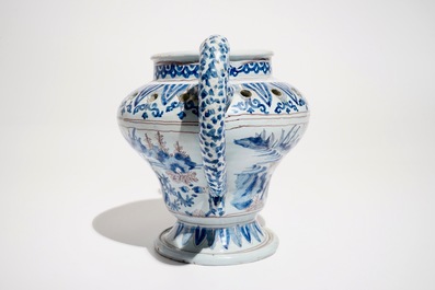 Een bloemenhouder in blauwwit en mangaan met chinoiseriedecor, Nevers, Frankrijk, 17e eeuw