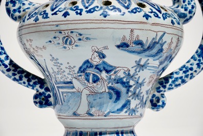 Un pique fleurs en fa&iuml;ence de Nevers en bleu, blanc et mangan&egrave;se &agrave; d&eacute;cor chinoiserie, France, 17&egrave;me