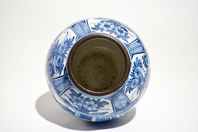 A blue and white Dutch or Frankfurt Delft chinoiserie jar and dish, 2nd half 17th C.