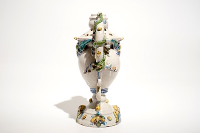 Un vase en fa&iuml;ence polychrome de Winterthur, Suisse, 17&egrave;me