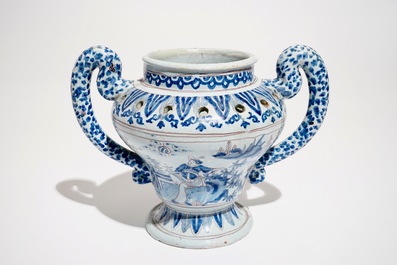 Een bloemenhouder in blauwwit en mangaan met chinoiseriedecor, Nevers, Frankrijk, 17e eeuw