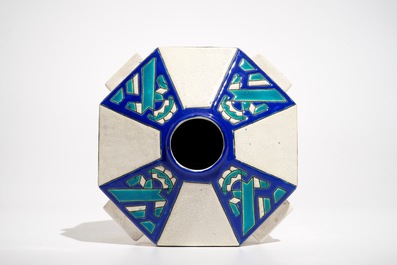 Un vase g&eacute;om&egrave;trique art deco aux &eacute;maux craquel&eacute;s, Charles Catteau pour Boch K&eacute;ramis, 1&egrave;re moiti&eacute; du 20&egrave;me