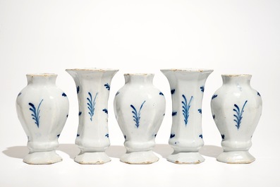 Une petite garniture de cinq vases en fa&iuml;ence de Delft bleu et blanc, 18&egrave;me