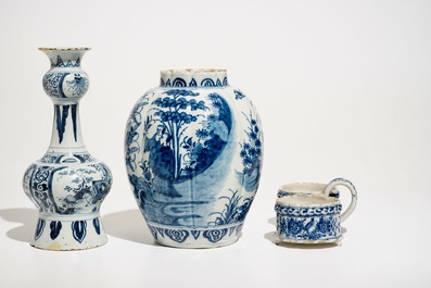 Deux vases aux d&eacute;cors de chinoiserie et un porte-huilier en fa&iuml;ence de Delft bleu et blanc, 17/18&egrave;me