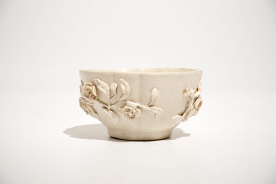 Een kop en schotel met floraal reli&euml;fdecor, porselein, Doccia, Itali&euml;, 18e eeuw