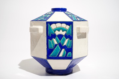 Un vase g&eacute;om&egrave;trique art deco aux &eacute;maux craquel&eacute;s, Charles Catteau pour Boch K&eacute;ramis, 1&egrave;re moiti&eacute; du 20&egrave;me