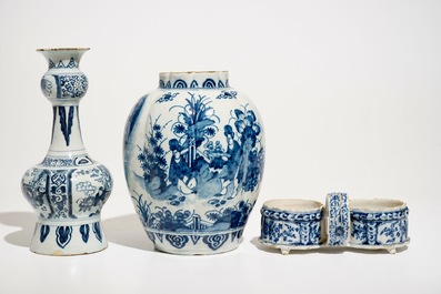 Twee blauwwitte Delftse vazen met chinoiseriedecor en een houder voor olie- en azijnkannetjes, 17e/18e eeuw