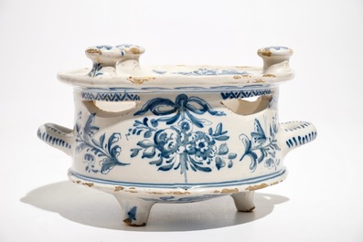 Un rechaud en fa&iuml;ence dans le style de Delft en bleu et blanc, la Frise, dat&eacute; 1783