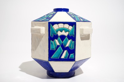 Un vase g&eacute;om&egrave;trique art deco aux &eacute;maux craquel&eacute;s, Charles Catteau pour Boch K&eacute;ramis, 1&egrave;re moiti&eacute; du 20&egrave;me