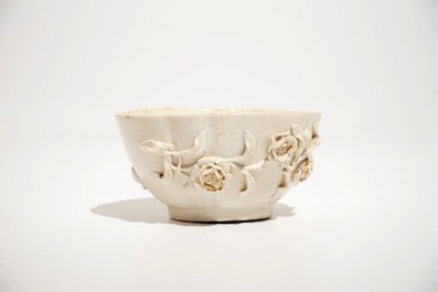Een kop en schotel met floraal reli&euml;fdecor, porselein, Doccia, Itali&euml;, 18e eeuw