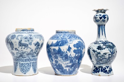 Drie blauwwitte Delftse vazen met chinoiserie decor, 17/18e eeuw