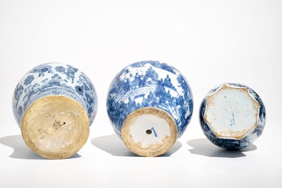 Trois vases en fa&iuml;ence de Delft bleu et blanc &agrave; d&eacute;cor chinoiserie, 17/18&egrave;me