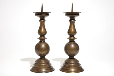 A pair of large Flemish bronze pricket candlesticks, 17th C. - Rob