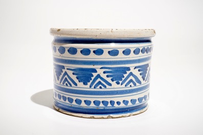 Een blauwwitte majolica albarello of zalfpot met ornamentdecor, Noordelijke Nederlanden, 17e eeuw