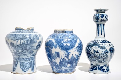 Trois vases en fa&iuml;ence de Delft bleu et blanc &agrave; d&eacute;cor chinoiserie, 17/18&egrave;me