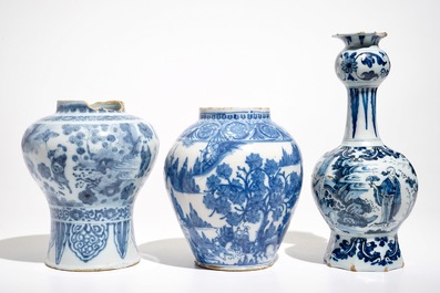 Trois vases en fa&iuml;ence de Delft bleu et blanc &agrave; d&eacute;cor chinoiserie, 17/18&egrave;me