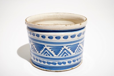 Een blauwwitte majolica albarello of zalfpot met ornamentdecor, Noordelijke Nederlanden, 17e eeuw