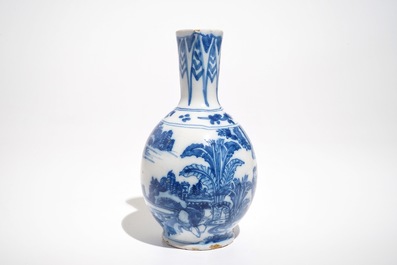 Une verseuse en fa&iuml;ence de Delft bleu et blanc &agrave; d&eacute;cor chinoiserie, 2&egrave;me moiti&eacute; du 17&egrave;me