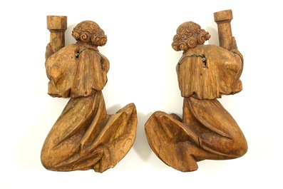 Une paire d'angelots avec colonnes en tilleul sculpt&eacute;, prob. Allemagne du Sud, 15&egrave;me