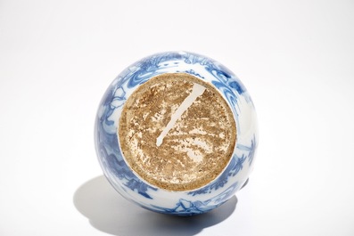 Une verseuse en fa&iuml;ence de Delft bleu et blanc &agrave; d&eacute;cor chinoiserie, 2&egrave;me moiti&eacute; du 17&egrave;me