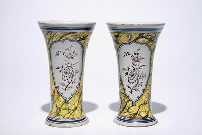 Une paire de vases et deux plats en fa&iuml;ence de Delft polychrome, 18&egrave;me