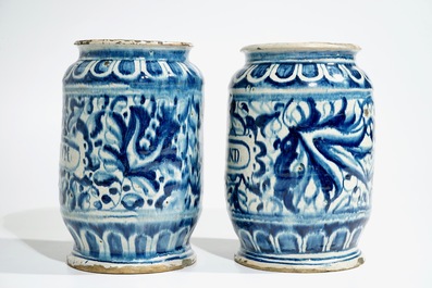 Een paar grote blauwwitte albarelli met &quot;A foglie&quot; decor in Antwerpse majolica, 16e eeuw