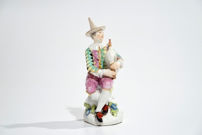 Een Meissen porseleinen Commedia del'Arte figuur van Harlekijn met doedelzak, 18e eeuw