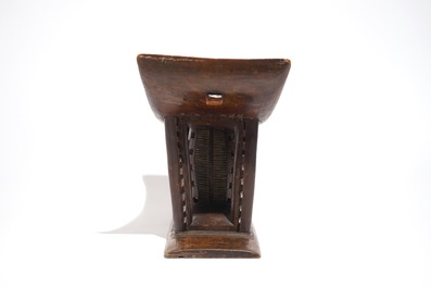 Een Afrikaanse houten stoel, Ashanti, Ghana, 20e eeuw