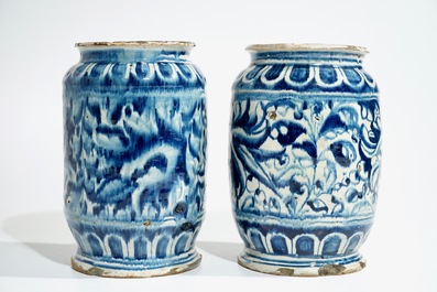 Een paar grote blauwwitte albarelli met &quot;A foglie&quot; decor in Antwerpse majolica, 16e eeuw