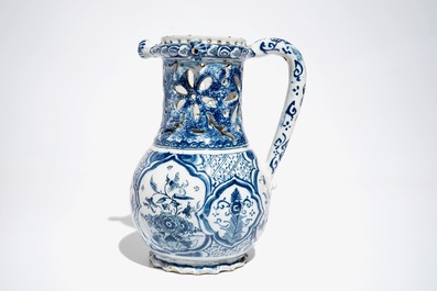 Een blauwwitte fopkan met chinoiserie decor, Delft of Rotterdam, gedat. 1734