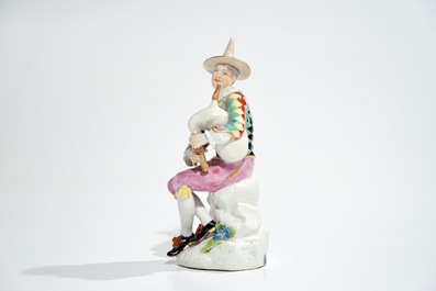 Een Meissen porseleinen Commedia del'Arte figuur van Harlekijn met doedelzak, 18e eeuw