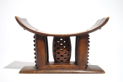 Een Afrikaanse houten stoel, Ashanti, Ghana, 20e eeuw