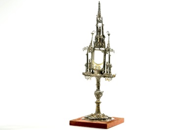 Une monstrance en argent dor&eacute; incrust&eacute; de pierres s&eacute;mi-pr&eacute;cieuses, dat&eacute; 1614