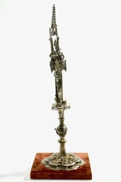 Une monstrance en argent dor&eacute; incrust&eacute; de pierres s&eacute;mi-pr&eacute;cieuses, dat&eacute; 1614