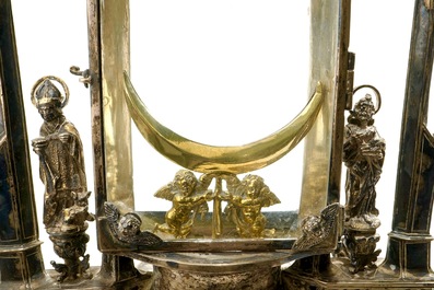 Une monstrance en argent dor&eacute; incrust&eacute; de pierres s&eacute;mi-pr&eacute;cieuses, dat&eacute; 1614