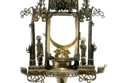 Une monstrance en argent dor&eacute; incrust&eacute; de pierres s&eacute;mi-pr&eacute;cieuses, dat&eacute; 1614