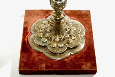 Une monstrance en argent dor&eacute; incrust&eacute; de pierres s&eacute;mi-pr&eacute;cieuses, dat&eacute; 1614