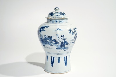 Un vase couvert en fa&iuml;ence de Delft bleu et blanc &agrave; d&eacute;cor chinoiserie, 2&egrave;me moiti&eacute; du 17&egrave;me