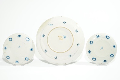 Cinq assiettes en fa&iuml;ence de Delft bleu et blanc, 17/18&egrave;me