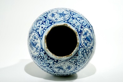 Un grand vase balustre en fa&iuml;ence de Delft bleu et blanc, 2&egrave;me moiti&eacute; du 17&egrave;me