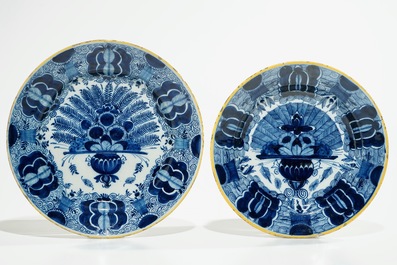 Quatre assiettes en fa&iuml;ence de Delft bleu et blanc et polychrome, 18&egrave;me