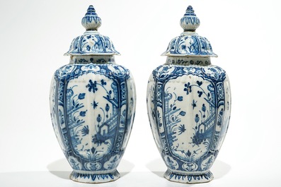 Une paire de vases couvers en fa&iuml;ence de Delft bleu et blanc, 18&egrave;me