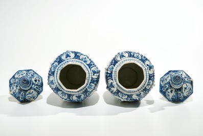 Une paire de vases couvers en fa&iuml;ence de Delft bleu et blanc, 18&egrave;me