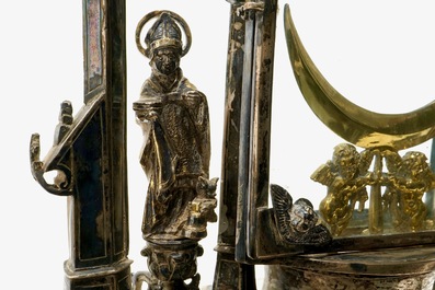 Une monstrance en argent dor&eacute; incrust&eacute; de pierres s&eacute;mi-pr&eacute;cieuses, dat&eacute; 1614