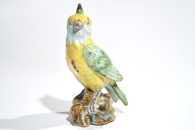 Un mod&egrave;le d'un oiseau branch&eacute; en fa&iuml;ence polychrome, France ou Delft, 18/19&egrave;me