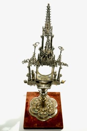 Une monstrance en argent dor&eacute; incrust&eacute; de pierres s&eacute;mi-pr&eacute;cieuses, dat&eacute; 1614