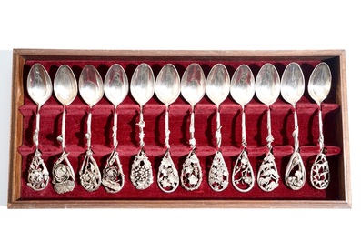 A box of twelve Japanese silver spoons, signed Musashiya, Meiji, 19/20th C.