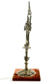 Une monstrance en argent dor&eacute; incrust&eacute; de pierres s&eacute;mi-pr&eacute;cieuses, dat&eacute; 1614